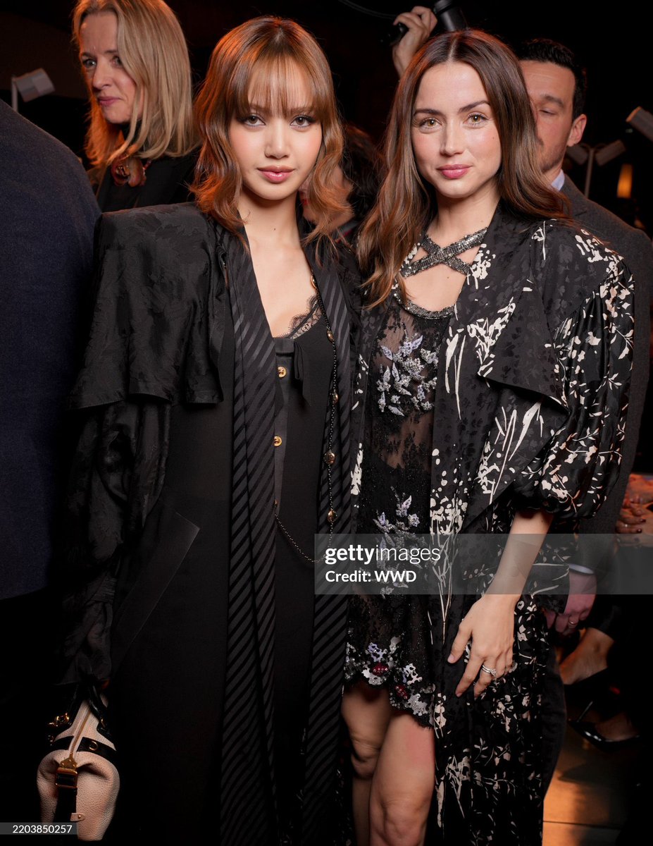 Mitrochondria_P's tweet photo. ออร่านักแสดงสาวทั้งคู่เลยค่ะ สวยมากทั้งคู่ด้วยค่ะ (เห็นเม้ามอยกันเยอะด้วยค่ะ😄)

LV QUEEN LISA AT PFW  
#LISAxLVFW25  
#LISAxLouisVuitton  #LVFW25
@LouisVuitton https://t.co/4zjsCpLPeT