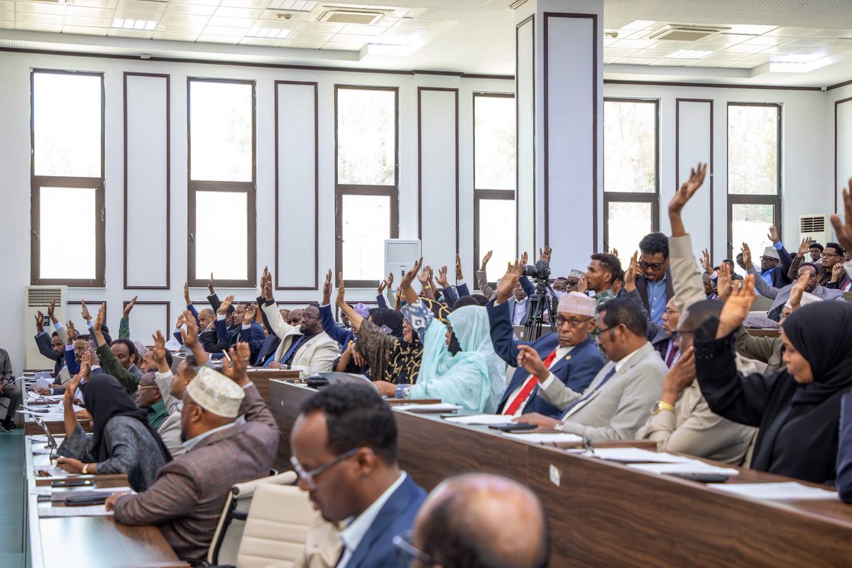 MojSomalia's tweet image. The House of the People @Golaha_shac_JFS has passed the Juvenile Justice Bill, drafted by @MojSomalia. This law strengthens child rights &amp;amp; improves the juvenile justice system in Somalia. Minister Hassan Macallin thanked Parliament, calling it a key step in advancing youth rights