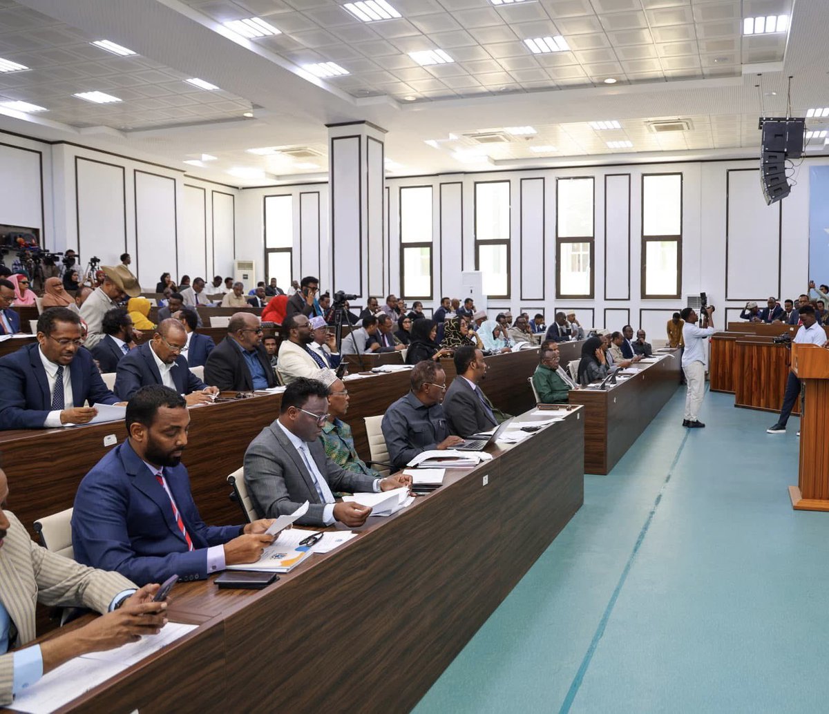 MojSomalia's tweet image. The House of the People @Golaha_shac_JFS has passed the Juvenile Justice Bill, drafted by @MojSomalia. This law strengthens child rights &amp;amp; improves the juvenile justice system in Somalia. Minister Hassan Macallin thanked Parliament, calling it a key step in advancing youth rights