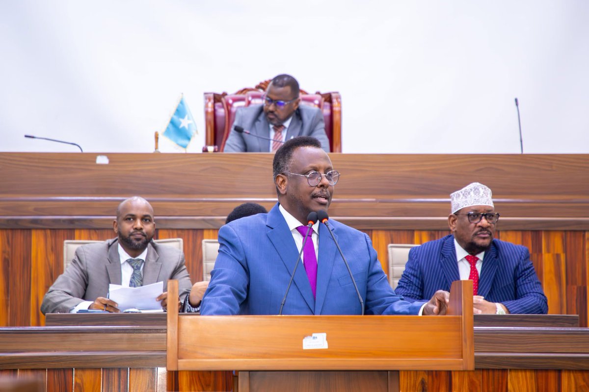 MojSomalia's tweet image. The House of the People @Golaha_shac_JFS has passed the Juvenile Justice Bill, drafted by @MojSomalia. This law strengthens child rights &amp;amp; improves the juvenile justice system in Somalia. Minister Hassan Macallin thanked Parliament, calling it a key step in advancing youth rights