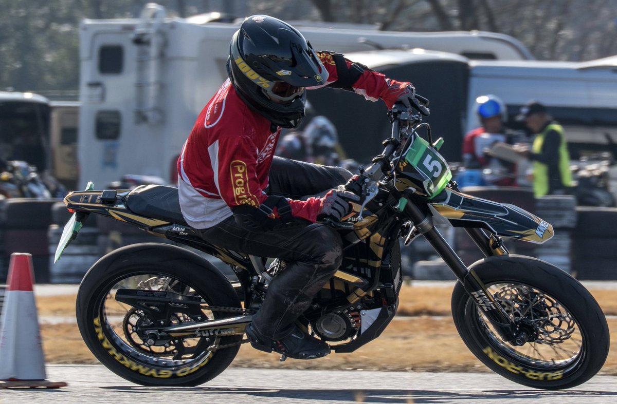 hero70238689's tweet image. 足元のデカールも綺麗に写ってました😆

#ウラガミワークス
#ultrabee
#surron
#モタード