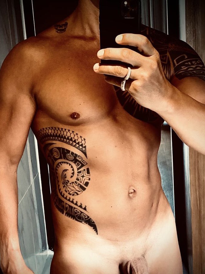 Comment  “Hi” and i will send you full pic on your DM! 😈😏