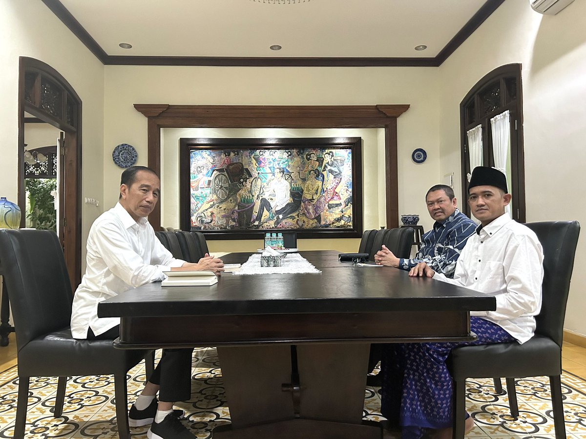 Terima kasih Pak Jokowi sudah berkenan meluangkan waktu untuk berdiskusi serta memberikan arahan tentang hasil penelitian kami mengenai konsep "Omnibuslaw Penegak Hukum" dan konsep "Dewan Advokat Nasional" dalam rangka perbaikan sistem penegakan hukum di Indonesia.