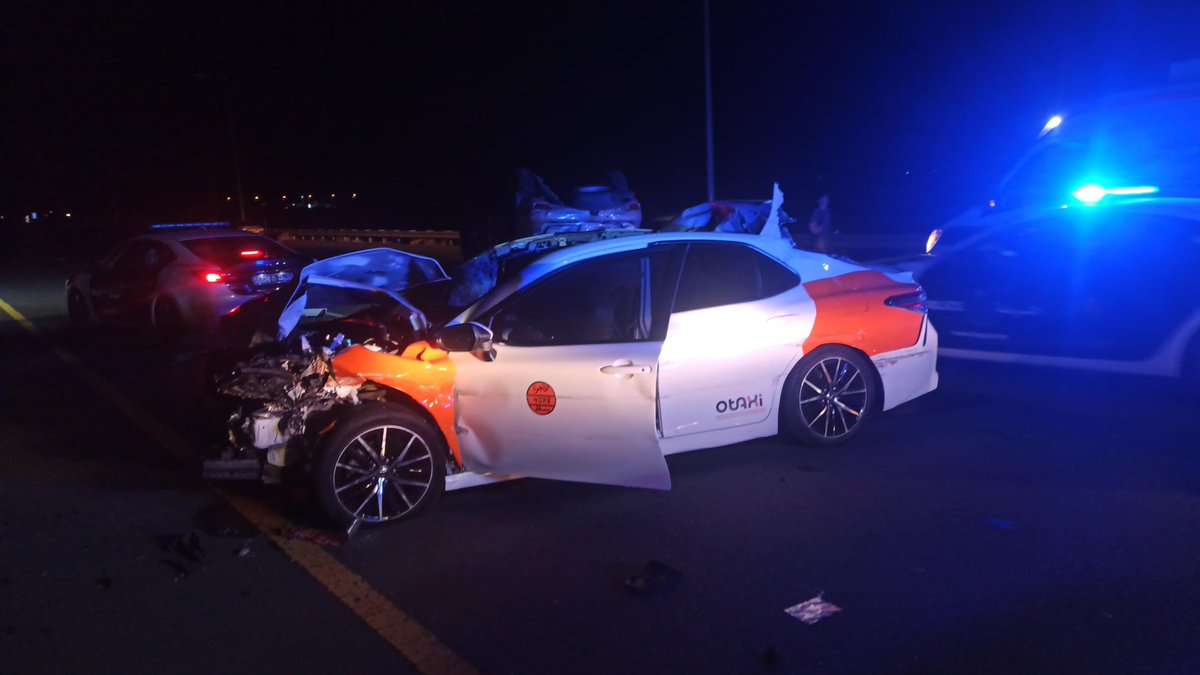 Salimam43869286's tweet photo. اليوم بولاية إبراء حادث شنيع في الشارع السريع بدبد صور مع وجود وفيات لا أعرف عددها بسبب الجمال السائبه في بلدة اليحمدي بولاية إبراء 
وخبر عن وفاة علي بن عامر بن جميع المسروري  من جعلان بني بولاية حسن في هذا الحادث

الله المستعان والله يرحم من توفى والله يشفي المصابين
بصراحه تستغرب ارواح تروح وفي من  تعق اللوم هل في الشوارع الجديده التي هي بدون اناره  أو لأصحاب الجمال الله يهديهم ليش مسيبين جمالهم
