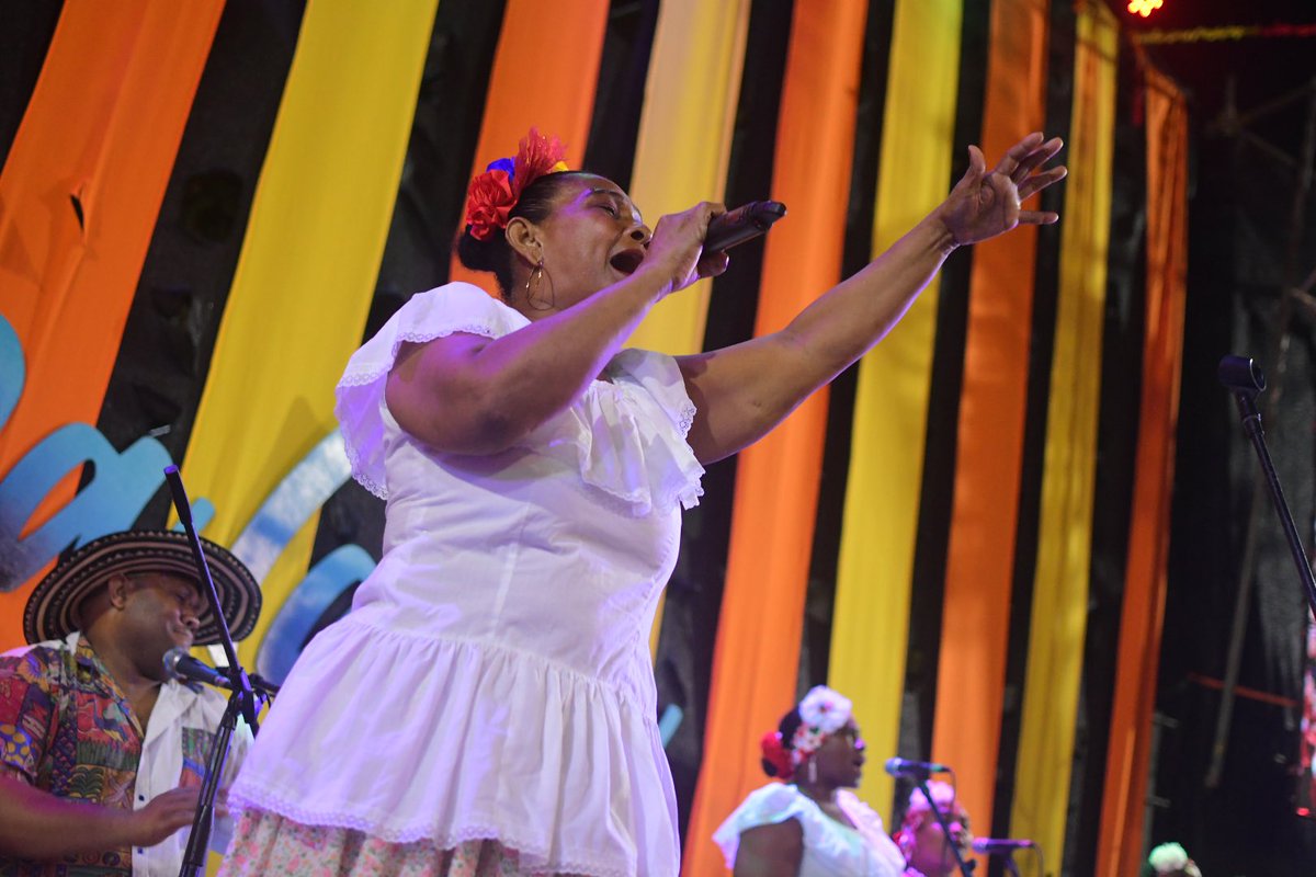 ¡Herederos de Petrona Martínez hicieron retumbar la Concha Acústica en #Carnavalada2025! 🎶🥁

Con su poderoso tambor y sus voces llenas de tradición, nos conectaron con las raíces del bullerengue 🪘🪈

¡Pura esencia afrocaribeña en el corazón de la fiesta! 💃🏾🔥✨