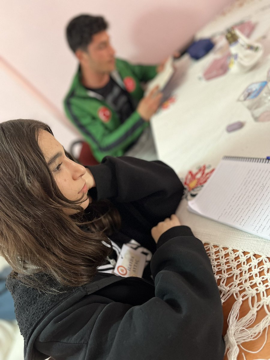 Onların gözlerinin kuyusunda saklambaç oynayan bir gelecek var! Ve kaybolmadan/özden uzaklaşmadan/çoğalarak çoğaltmanın adabında arşınlamak için hayatı; yazmak diyorlar. Biz de onların yoluna güller seriyoruz imgeden/cümlelerden/dizelerden. 

#saruhanlıuçbeyiyazarlıkmektebi