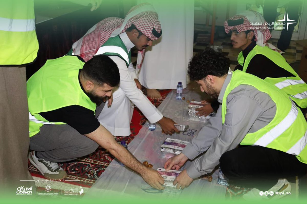 جانب من مشاركة متدربي #معهد_الرياض_للتقنية في مبادرة خيرية لتوزيع وجبات إفطار الصائمين. نسأل الله القبول والأجر للجميع