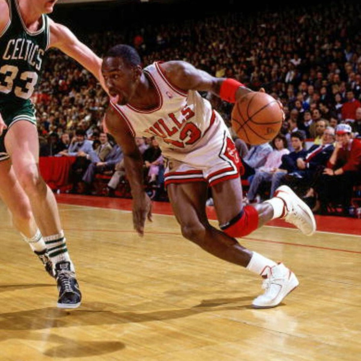 Michael Jordan scored 3,041 points in one season in 1987. Since then, about 40 years ago, NO ONE has ever done it again.

The closest attempts were:

Michael Jordan: 1988 (2,868 points)
Kobe Bryant: 2006 (2,832 points)
James Harden: 2019 (2,818 points)

A player needs to play all