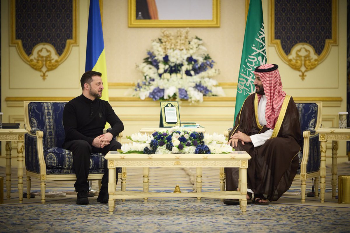 Frontline_eu_us's tweet image. Zelensky @ZelenskyyUa  held a meeting with the Crown Prince of the Kingdom of Saudi Arabia, Mohammed bin Salman.🇸🇦💪🇺🇦

Two leaders, both without suits, showing mutual respect! They demonstrate their respect for each other, engaging in a serious yet friendly dialogue.

During the…