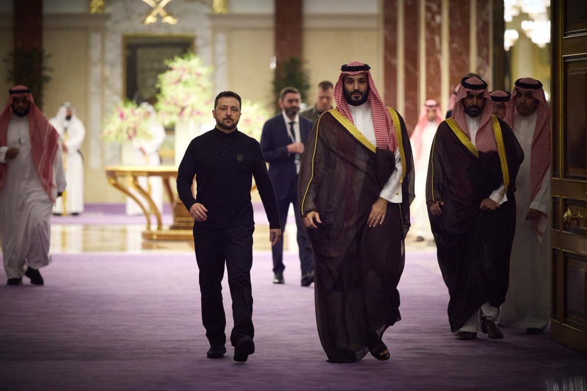 Frontline_eu_us's tweet image. Zelensky @ZelenskyyUa  held a meeting with the Crown Prince of the Kingdom of Saudi Arabia, Mohammed bin Salman.🇸🇦💪🇺🇦

Two leaders, both without suits, showing mutual respect! They demonstrate their respect for each other, engaging in a serious yet friendly dialogue.

During the…
