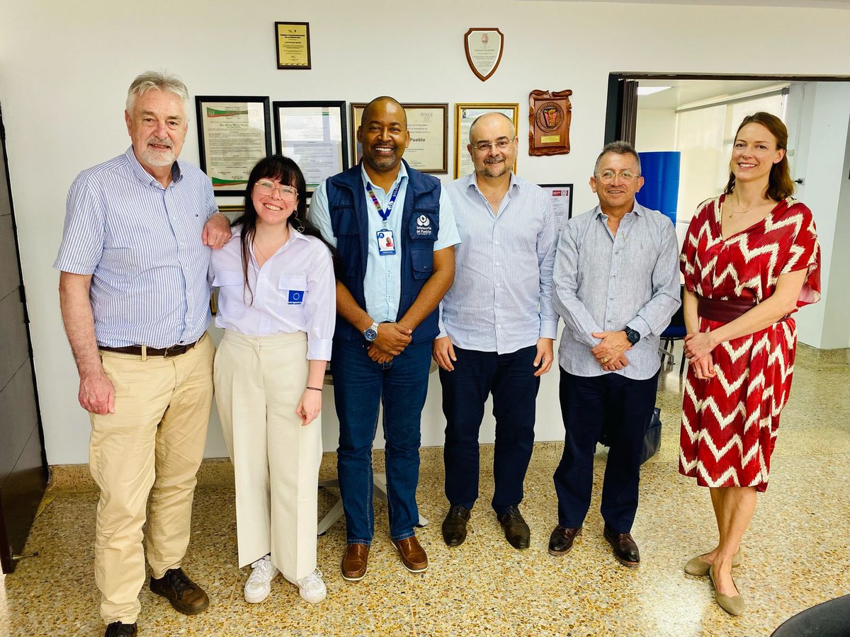 DefensoriaCol's tweet photo. Nos reunimos en Quibdó con el enviado especial para la paz de la Unión Europea (UE), Adrianus Koetsenruijter; el embajador de la UE en Colombia, Gilles Bertrand; la consejera de paz y mediación de la misma entidad internacional, Janna Grève; el oficial de política de la UE, Nichola Lumsden, y el embajador de Colombia ante el Reino de Bélgica, Daniel Prado.

Expusimos la crisis humanitaria que padece Chocó, derivada de la permanente vulneración y violación de #DDHH que afrontan las comunidades. También hablamos sobre los avances en el cumplimiento del Acuerdo de Paz, y tratamos iniciativas que permitan consolidar propuestas en torno al silencio de las armas y la garantía de derechos en los territorios urbanos y las zonas rurales del departamento.