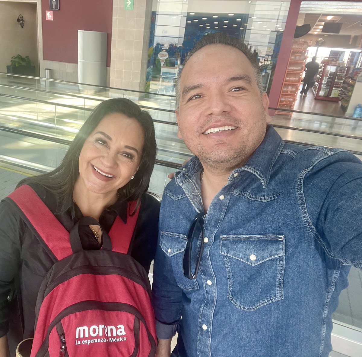Ya vamos a Obregoncito después de acompañar gustosos a nuestra #Presidenta <a href="/Claudiashein/">Claudia Sheinbaum Pardo</a> y coincidimos mi amigo delegado regional de Bienestar en Cajeme <a href="/IramSolisGarcia/">Iram Solís</a> 
Siempre un gusto que nos veamos mi apreciado compañero 🇲🇽🌷

<a href="/bienestarmx/">Bienestar</a> <a href="/BienestarmxS/">Bienestar Sonora</a>