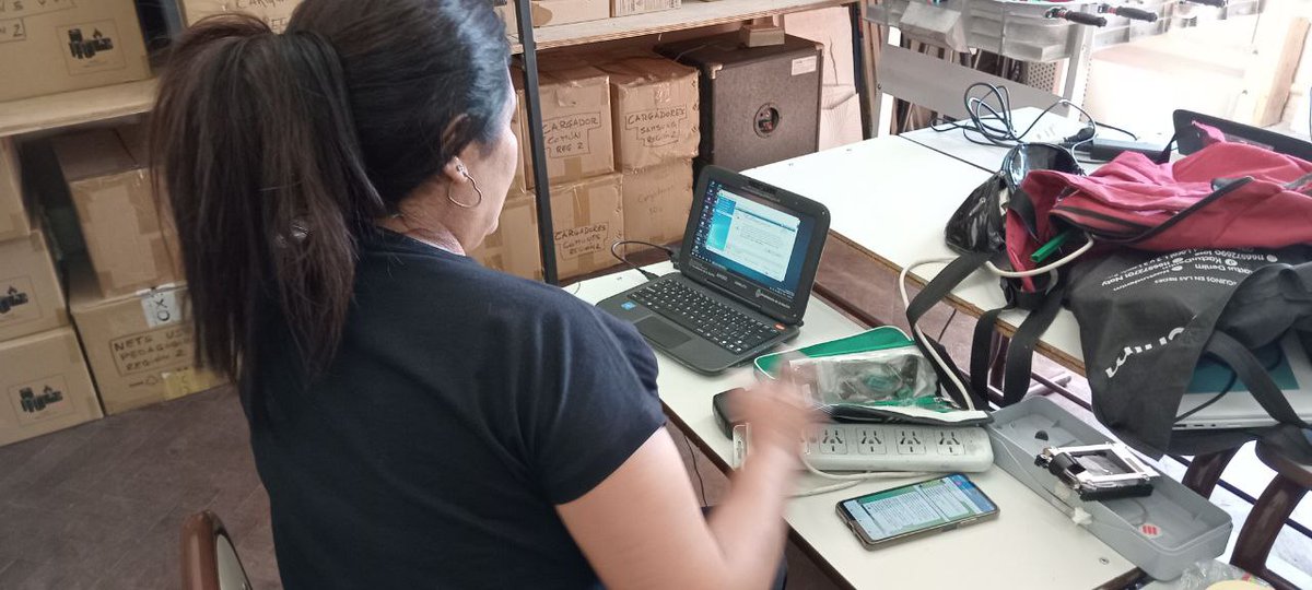 También, nos reunimos en nuestra sede regional para abordar una nueva estrategia de desbloqueo dificultoso por hardware para netbooks.

<a href="/AlbertoSileoni/">Alberto Sileoni</a> <a href="/BAeducacion/">Educación PBA</a> <a href="/Barbr_torti/">Bárbara Torti</a> <a href="/DTE_BA/">Tecnología Educativa BA</a> <a href="/HernanCalabrese/">Hernán Calabrese</a> <a href="/pablourquizaok/">Pablo Urquiza</a> <a href="/salbarracin/">Santiago Albarracín</a>