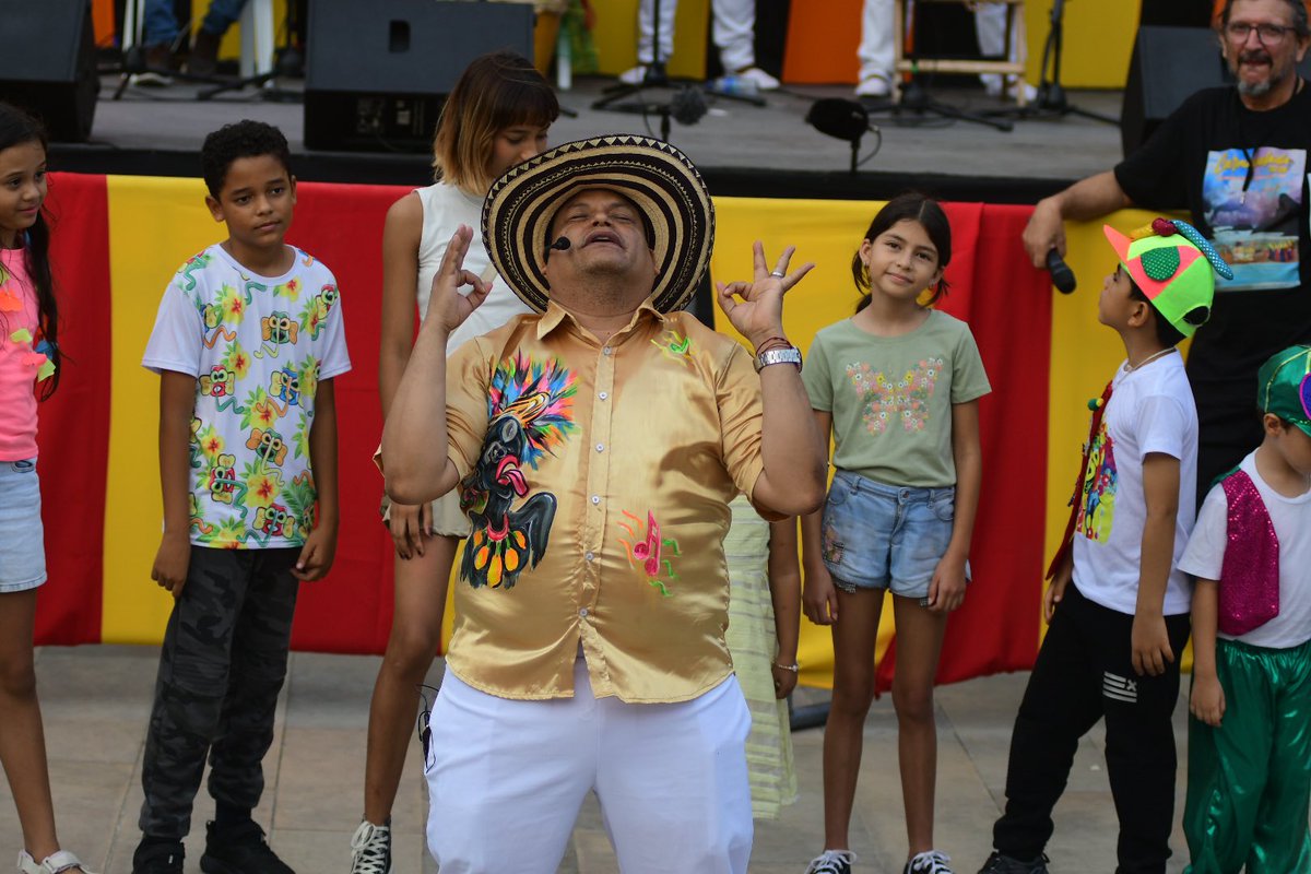 El Maestro Henry González es un referente en la interpretación de la Gaita, y el día de hoy, compartió su conocimiento para que los más pequeños se enamoraran de nuestros sonidos ansestrales 🪇🪘

¡El Vuelo de Gaitero!