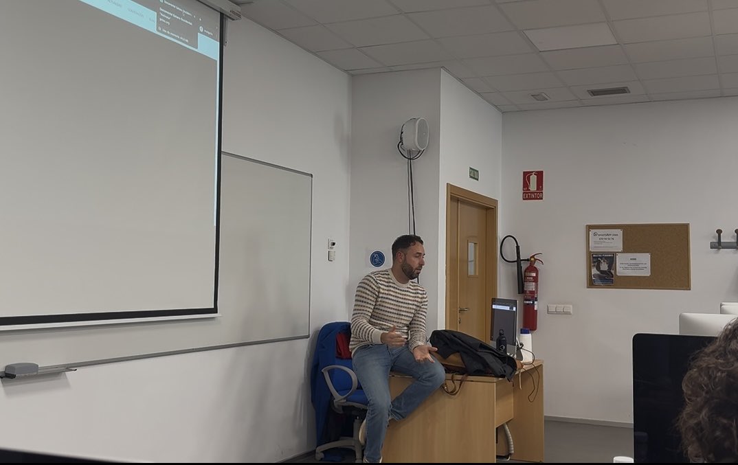 meery46's tweet photo. Hoy en la Facultad de Ciencias de la Comunicación de la Universidad de Málaga hemos tenido el placer de recibir la visita de Sergio Rodrigo (@SRodrigoruiz), periodista especializado en #migraciones y coordinador de la productora #EntreFronteras.

Todos los detalles aquí: https://t.co/TSfXa3MKZ4