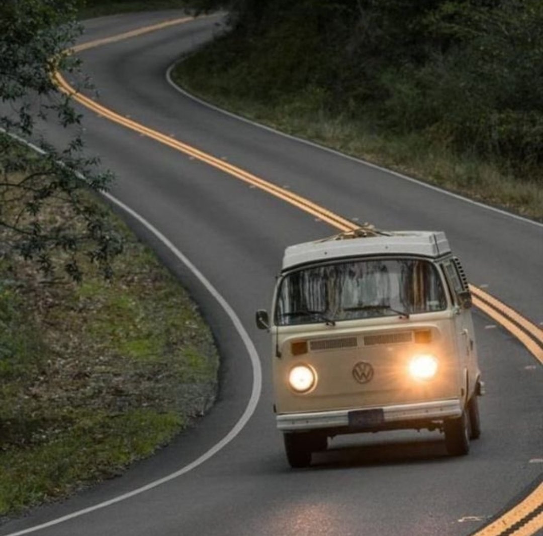 Çokça özlemler biriktirdik içimizde kimselere belli etmeden.