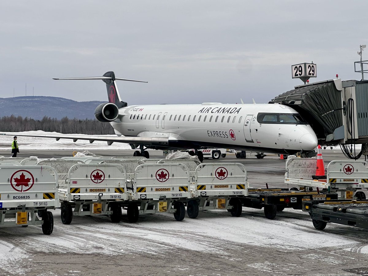 TodaysFlight's tweet image. From sunny #YYZ to cold #YQB on a single seat with plenty of legroom. What an irony that in the homeland of Bombadier AC/Jazz are among the first to correctly call the #CRJ900 a Mitsubishi bird. Haven’t seen this anywhere else yet. #Canadair #AC8398 #avgeek