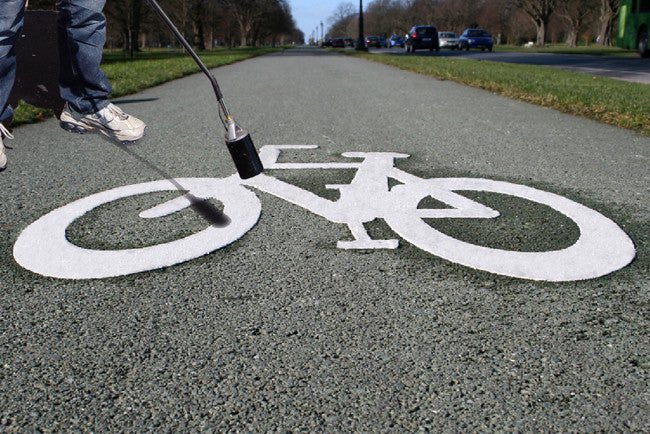 La pintura en lugar de infraestructura es la frustración de muchos ciclistas y activista de la movilidad sostenible. Sin embargo hay otros que aseguran que puede hacer una diferencia positiva en la seguridad vial.  👮⏪️🚲🫶 ¿Tú qué opinas? bicycling.com/news/a20044419…
