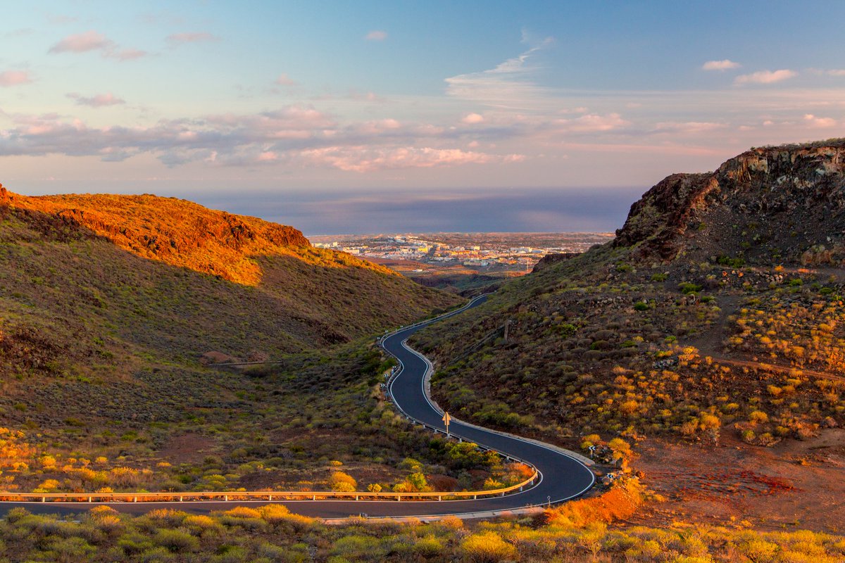📸Explore the Astronomical Viewpoint of Degollada de las Yeguas! An ideal place for astronomy enthusiasts. Thanks to its location, it offers a clear night sky, perfect for observing stars, planets, and constellations. A place you can't miss. 

#GranCanaria #visitgrancanaria