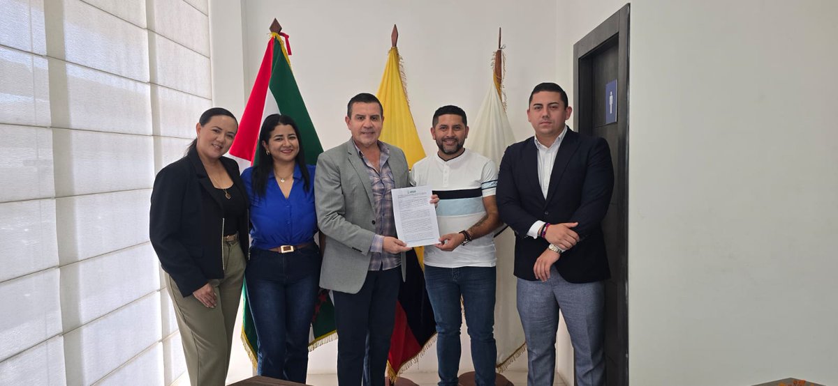IESS_Manabi's tweet photo. #IESSteInforma | El @IESS_Manabi suscribió un contrato por más de 226 mil dólares para la derivación internacional de un menor de edad que requiere servicios de salud que no se ofertan en el país.

El @IESSec cubre:
🧑‍⚕️Atención médica
🏪Viáticos 
✈️pasajes aéreos https://t.co/brE47vQrVP