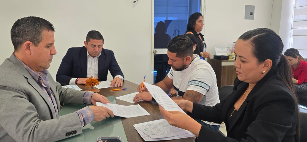 IESS_Manabi's tweet photo. #IESSteInforma | El @IESS_Manabi suscribió un contrato por más de 226 mil dólares para la derivación internacional de un menor de edad que requiere servicios de salud que no se ofertan en el país.

El @IESSec cubre:
🧑‍⚕️Atención médica
🏪Viáticos 
✈️pasajes aéreos https://t.co/brE47vQrVP