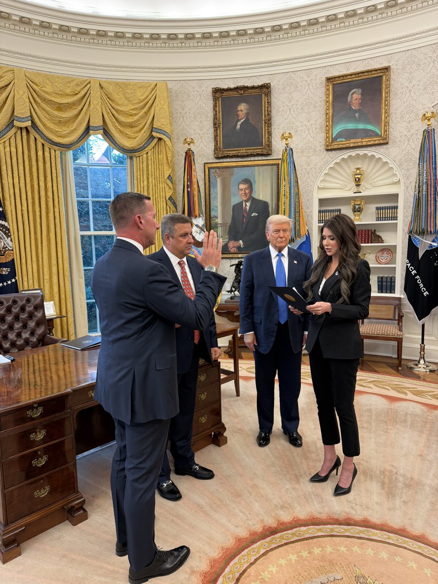 MargoMartin47's tweet image. Sean Curran has officially been sworn in as Director of the United States Secret Service 🇺🇸