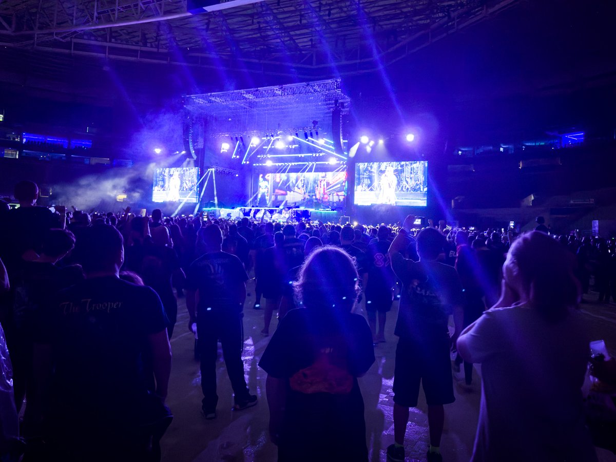 kyllercg's tweet image. Banhado em luz azul elétrica, o palco irradia energia enquanto o Iron Maiden entrega uma de suas últimas performances com Nicko McBrain. A multidão, silhuetada contra o brilho, absorve cada nota. #AllianzParque #ConcertStage #HeavyMetal #IronMaiden #LastShow #LegendaryPerformance
