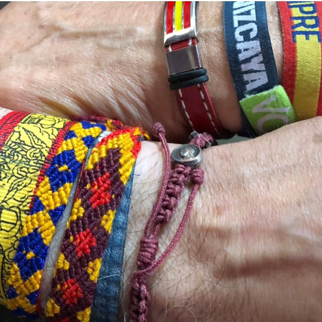 MARIAPerezFern's tweet photo. #OjoCuidado Que dice el @PSOE que no quiere ver las pulseras de @vox_es Consigue la tuya 👇 https://t.co/gEMG89tve8 y #unetealaresistencia https://t.co/23bUXTtN7g