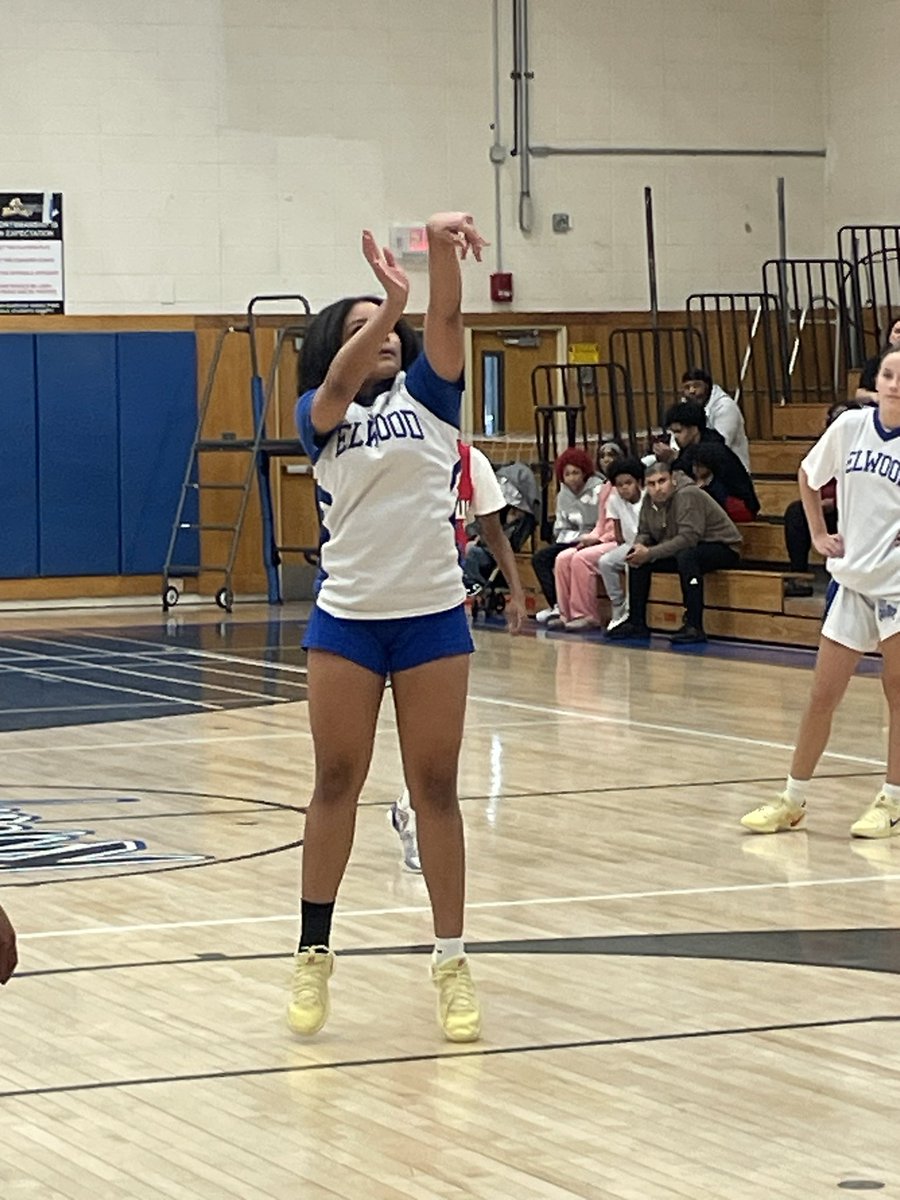 Beautiful free throw technique by Yesenia of Elwood Middle School. EMS 22-8 over Amityville in the 3rd quarter