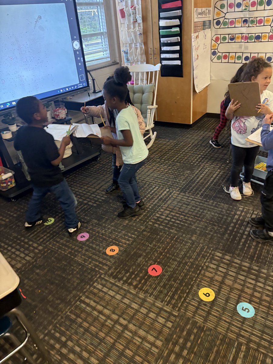 MrsRichardsonn's tweet photo. Practiced collecting data today. The k people loved asking everyone which animal they preferred 🤣🥰 https://t.co/C6hYNvDn4M