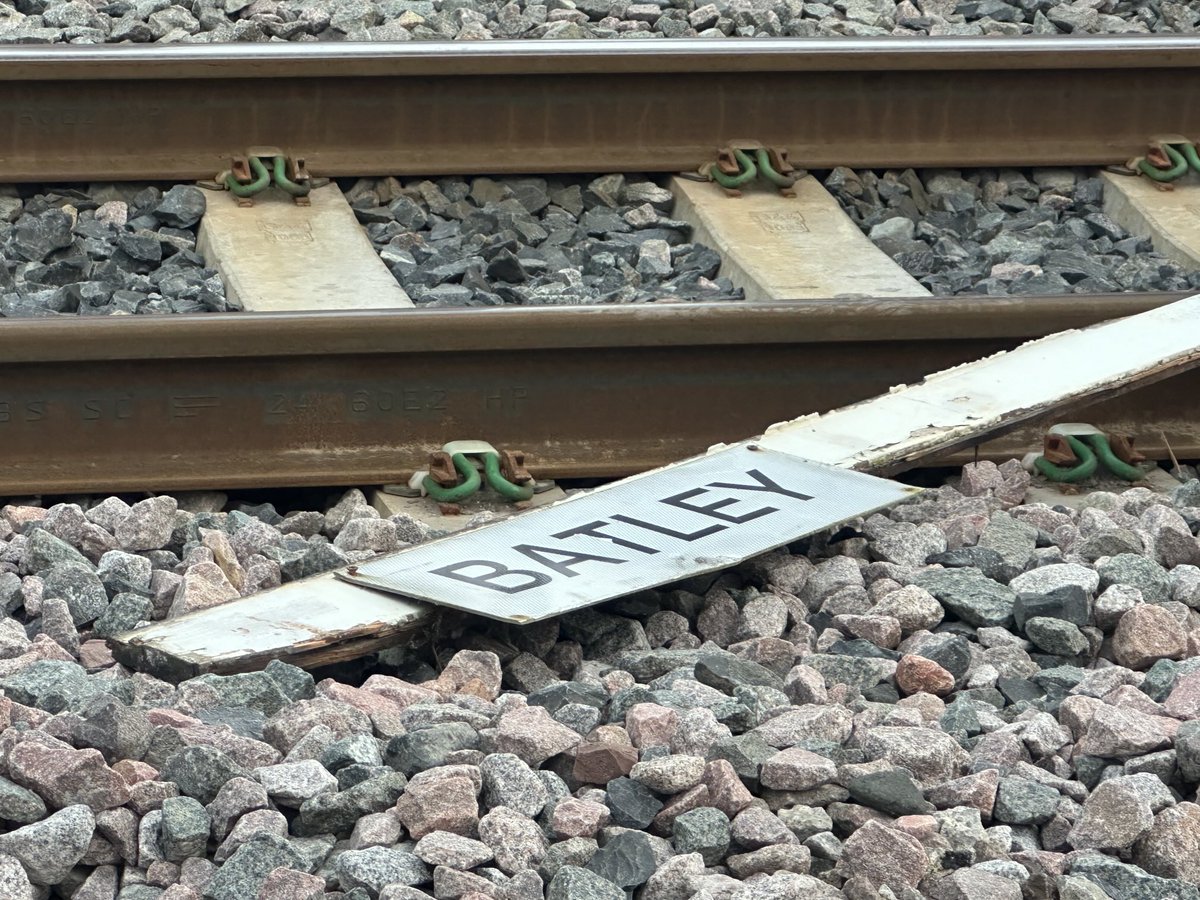 Today saw the demise of Batley Lady Ann Crossing signal box start to finish 20 minutes. Trans Pennine Upgrade Works 10/3/25  #Batley #ladyann #TPE #signalbox #TPEupgrade