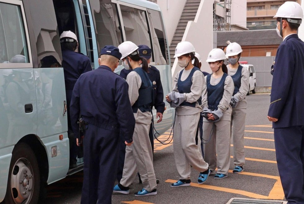 南海トラフ想定、被留置者の移送訓練　尼崎の3警察署　腰などにロープ、避難行動を確認　 kobe-np.co.jp/news/hanshin/2… <a href="/kobeshinbun/">神戸新聞</a>から