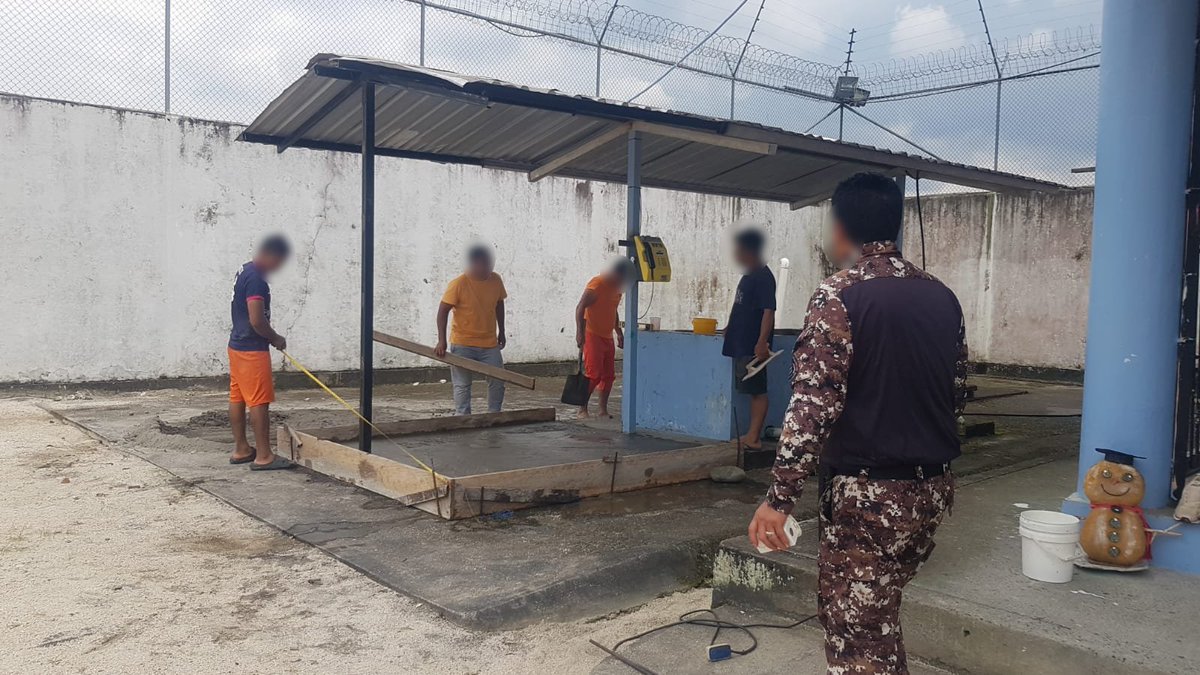 SNAI_Ec's tweet photo. ☑️#Reinserción | #URSPastaza

#Zona3 | Con el apoyo de las personas que tienen beneficios penitenciarios, se construirán garitas en el #CPPLPastaza N.°1, a fin de fortalecer la seguridad y brindar un espacio adecuado para el personal del #CVSP y de la @PoliciaEcuador. https://t.co/uQ6xRcNHNv
