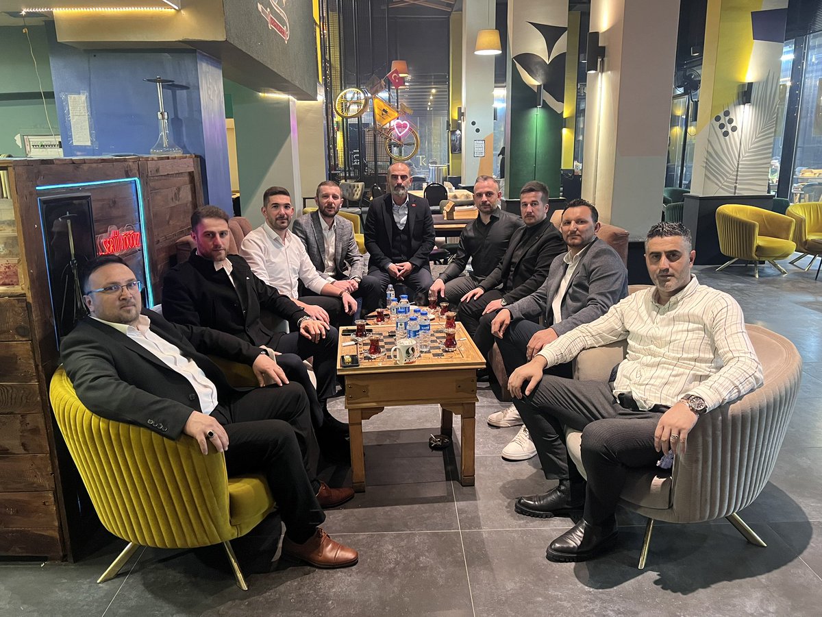 İftar sonrası birbirinden kıymetli ilçe başkanlarım ile genel durum değerlendirmesi yaptık.Güzel ve verimli bir sohbet oldu.Katkılarımdan dolayı tüm başkanlarıma çok teşekkür ederim.
"Ortak Akıl İleri Türkiye"

<a href="/yavuzagiraliog/">Yavuz Ağıralioğlu</a> 
<a href="/avukatayhanerel/">Ayhan EREL</a> 
<a href="/anahtarparti/">Anahtar Parti</a> 
<a href="/anahtarpartisak/">Anahtar Parti Sakarya</a>