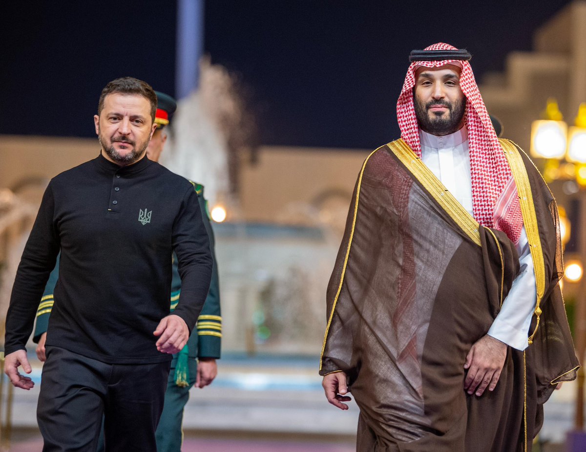 Bandaralgaloud's tweet photo. سمو سيدي #ولي_العهد يستقبل في الديوان الملكي بقصر السلام بجدة فخامة رئيس أوكرانيا، وقد أجريت له مراسم استقبال رسمية.
#الرئيس_الأوكراني_بالمملكة https://t.co/yGCD90Fg32