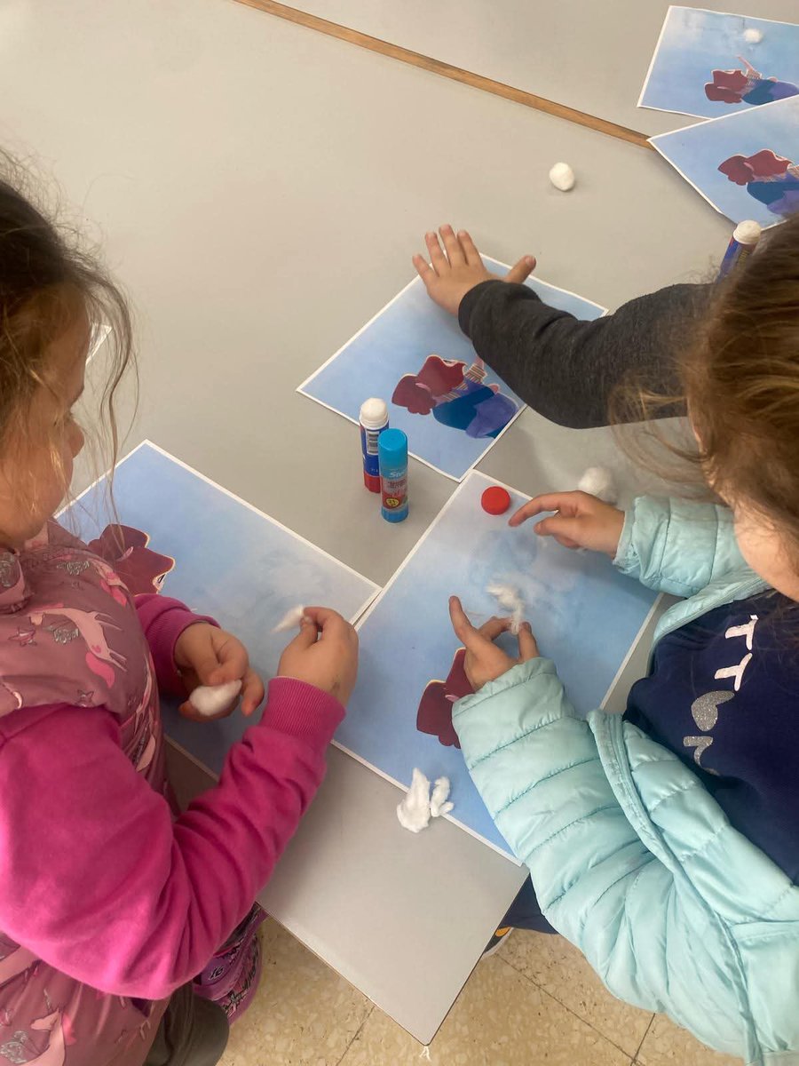 Hoy hemos disfrutado en la Biblioteca de La Paca y Zarcilla de Ramos del taller de Cómic de Javier Cuesta para  5º y 6º de primaria. En la Biblioteca de Marchena-Aguaderas y Cazalla Pequeños, de 1º y 2º de primaria, han vivido la magia de los cuentos con Henar Valor y Cris Vaello