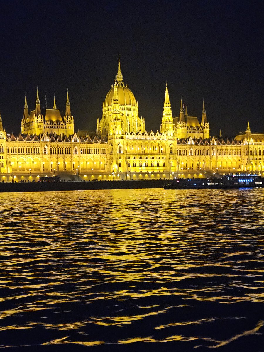 skongur's tweet photo. BUDAPEST🥰🧿
#budapest #danube #parlimentbudapest https://t.co/VByifP0kwW