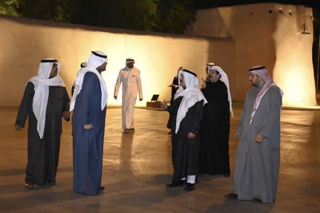 "عميد الصحافة الكويتية في القصر الاحمر"

**القصر الأحمر: رحلة في عمق تاريخ الكويت**

في زيارة استثنائية ومثيرة للاهتمام، قام عميد الصحافة الكويتية، السيد أحمد الجارالله، بجولة تاريخية داخل القصر الأحمر، حيث اطلع على وثائق أرشيفية نادرة تُسلط الضوء على مرحلة حاسمة من تاريخ الكويت.