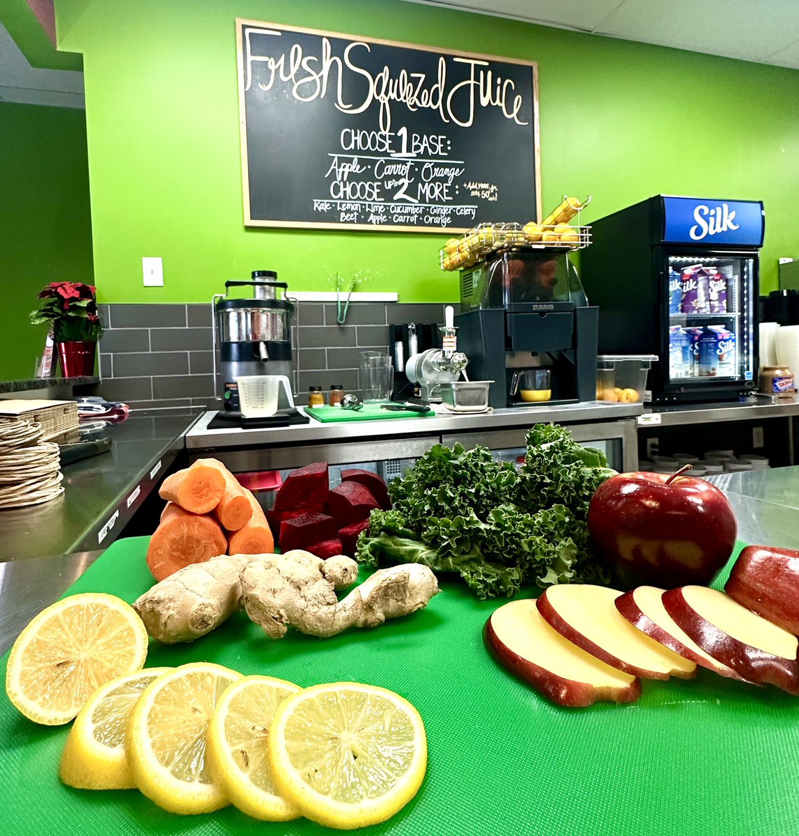 MadisonPulp's tweet image. Freshly squeezed juice - simple, clean, and fresh. 🍎🍊🥕🥒🥬