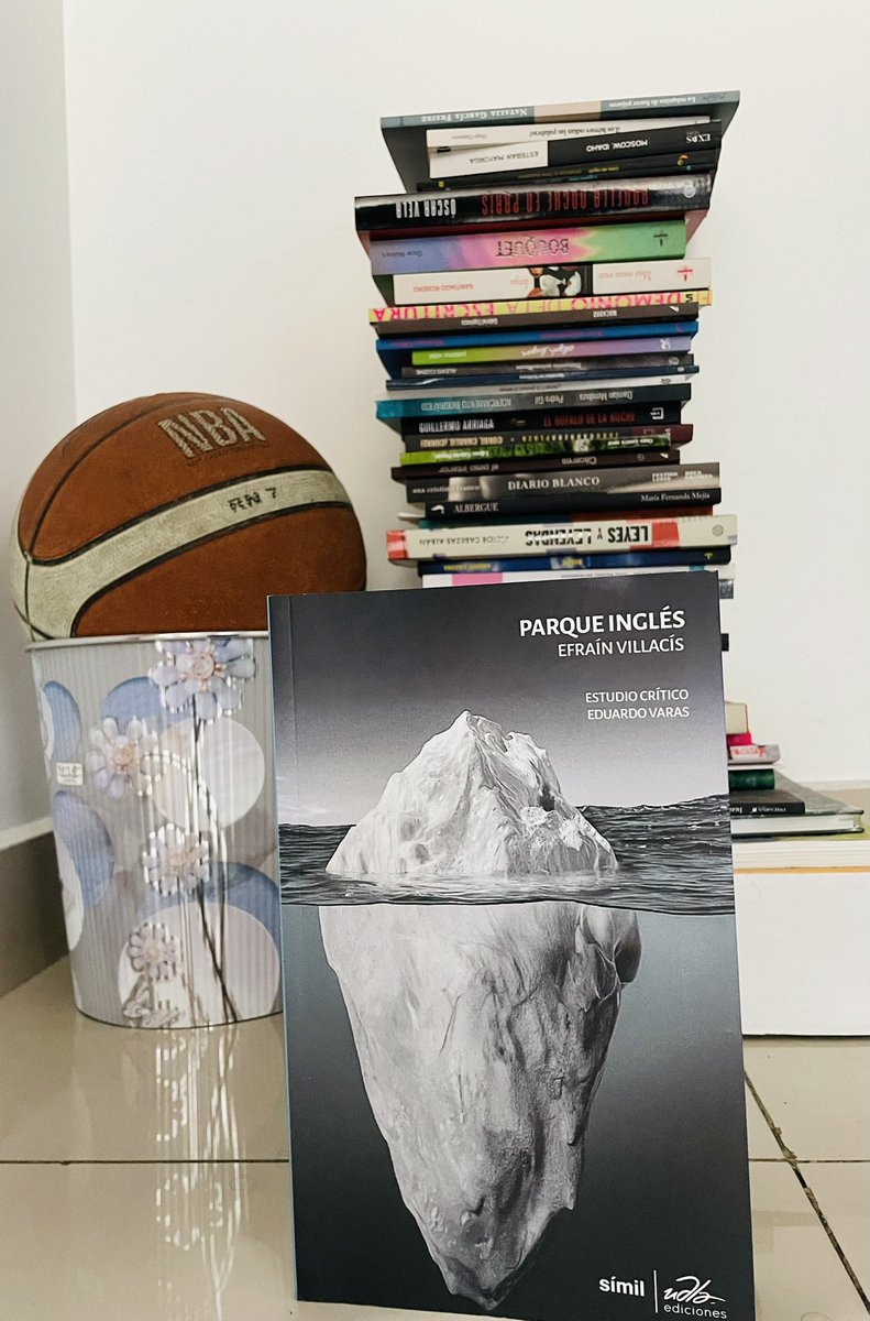 damiandelator's tweet photo. “La oscuridad con el sol en el cenit me produce un eclipse en el corazón” by Efraín Villacís en ‘Parque Inglés’.

Gracias por el libro, Efraín 🤘🏽
@UDLAediciones https://t.co/IXTGFXlU4x