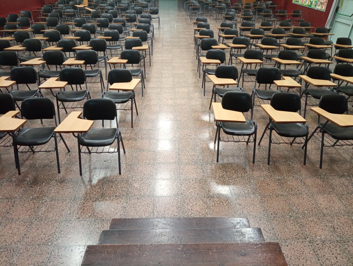 Bibmyp's tweet photo. 1a xerrada de la biblio a la sala d'actes per l'alumnat de 1r de BAT que comença el Treball de recerca: fonts d'informació. Quins tipus hi ha? Quines són fiables? Com les puc utilitzar? Com cercar correctament? Seguirem amb citació bibliogràfica i com fer l'abstract! https://t.co/LjmYxGchxu