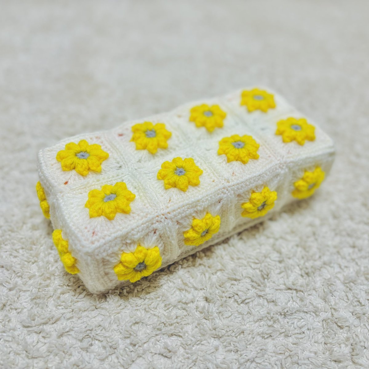 saki___xst's tweet photo. お花のティッシュカバーを編みました〜
春っぽくてとってもお気に入り🌼
突然モチーフ編みたい！編みたい！って気分で笑

モチーフはTSUMUGI かぎ針編み🧶さんの
「ぷっくりお花グラニースクエア」を参考にさせていただきました！

かぎ針編みほんと楽しいねー🫶

#かぎ針編み https://t.co/SeazUdZQEQ