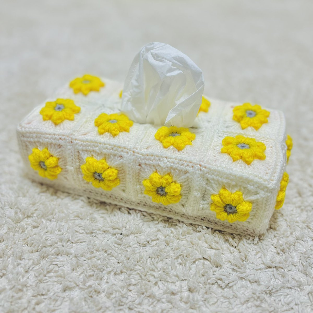 saki___xst's tweet photo. お花のティッシュカバーを編みました〜
春っぽくてとってもお気に入り🌼
突然モチーフ編みたい！編みたい！って気分で笑

モチーフはTSUMUGI かぎ針編み🧶さんの
「ぷっくりお花グラニースクエア」を参考にさせていただきました！

かぎ針編みほんと楽しいねー🫶

#かぎ針編み https://t.co/SeazUdZQEQ