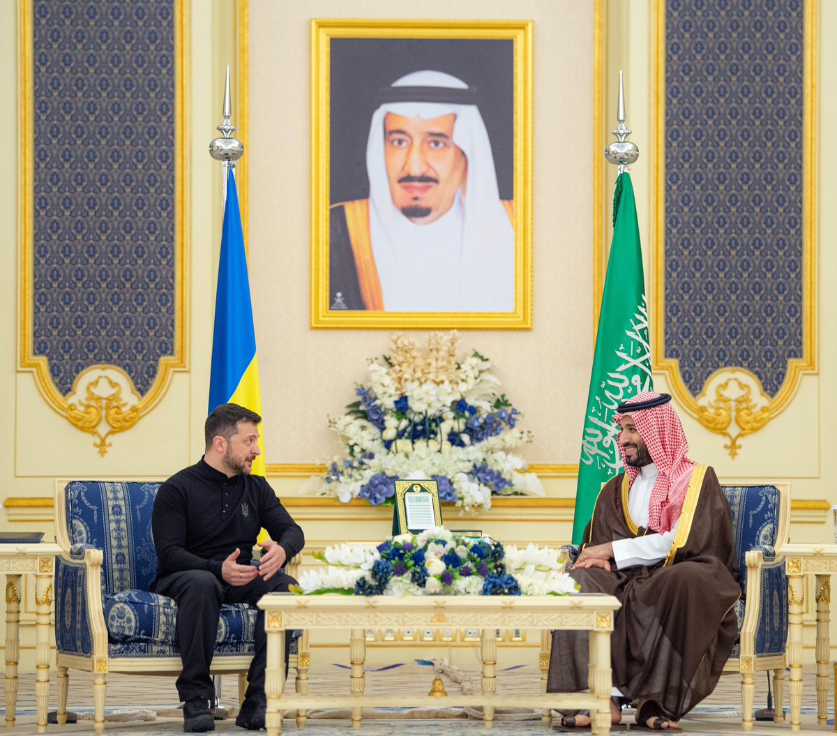 SaudiNews50's tweet photo. عاجل..

ولي العهد أكد للرئيس الأوكراني حرص المملكة ودعمها لكافة المساعي والجهود الدولية الرامية لحل الأزمة، والوصول إلى السلام.

 #الرئيس_الأوكراني_بالمملكة

- https://t.co/rzsK6LdNFn