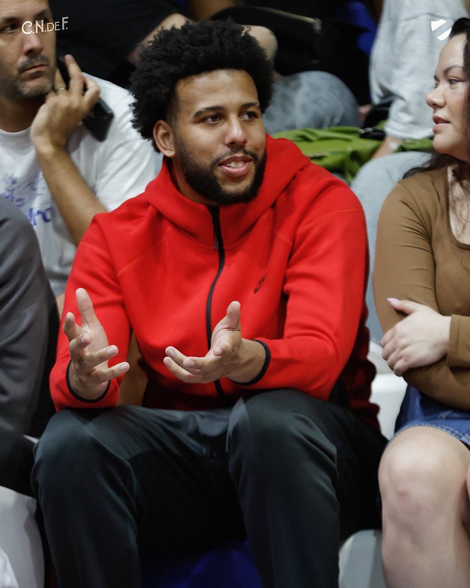 CNdeFbasketball's tweet image. Hola Campeón👋🏻

Anthony Peacock, Campeon de la última @LSbaloncesto con el Tricolor, presente en el Gran Parque Central en el clásico por la @LUB_Uy 🏆