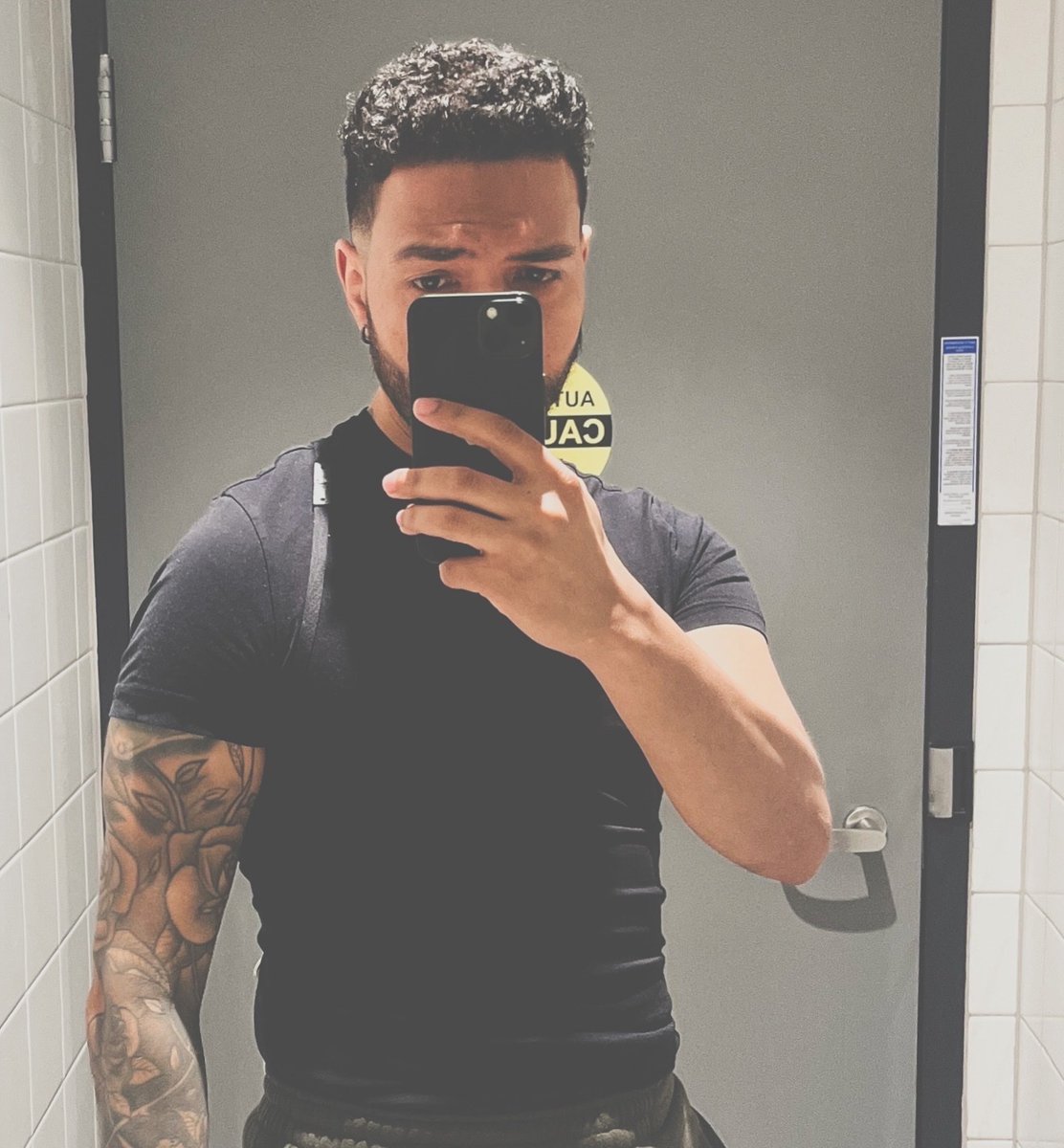 Only1arys's tweet photo. Shed.
🦇🌑🌕🖤
#arys #taurus #mirrorselfie #curls #muscles #biceps #selfie #selfienation #mcm #motivation #newpic #artist #monday #tattoos #hair #toronto #fitness #photooftheday https://t.co/tzcYngOa3m