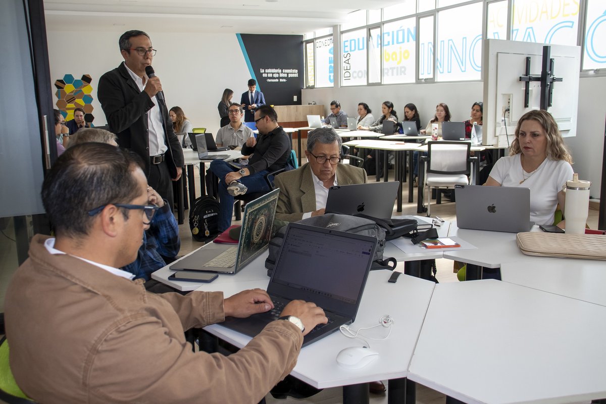 📸✨ Revive el inicio del curso "IA para la investigación científica" . Docentes exploraron el impacto de la IA en la academia. ¡Un gran comienzo! 🔗 Mira las fotos y cuéntanos tu experiencia: flic.kr/s/aHBqjC57hW