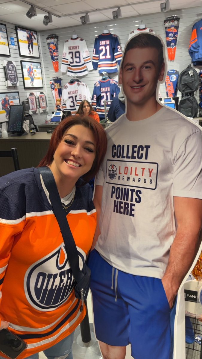 csboucher78's tweet image. When you got the @EdmontonOilers game and the best part is getting to take your picture with your most favorite player ever!!! @ZachHyman 🧡💙😂😂😂 #lifegoals #maybeoneday #reallifedream
