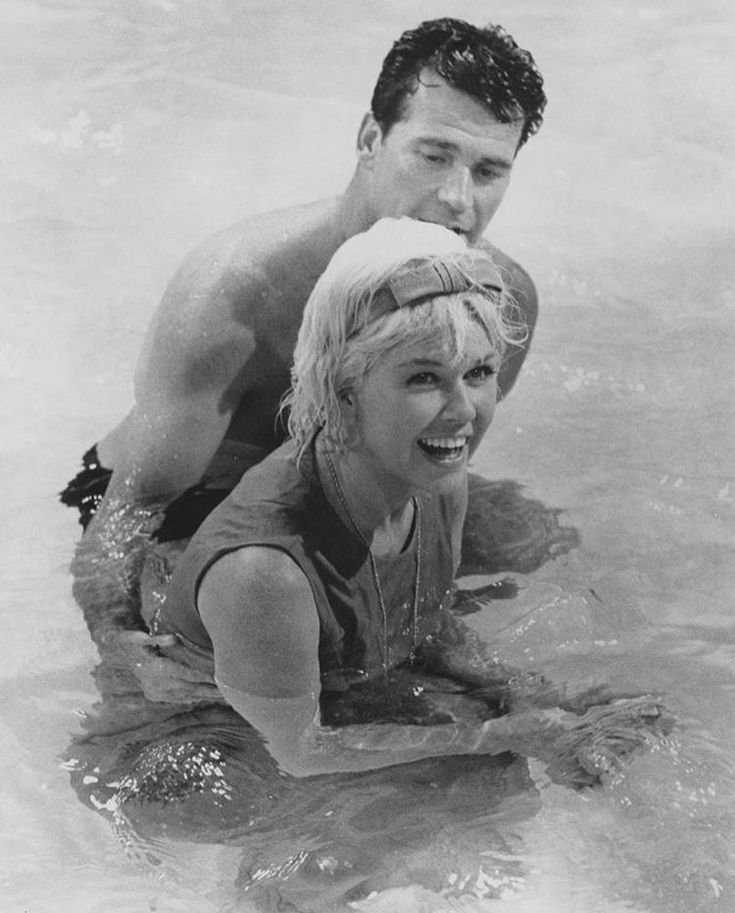 I love how attentive he is to Doris right here. Very gentlemanly.

#JamesGarner