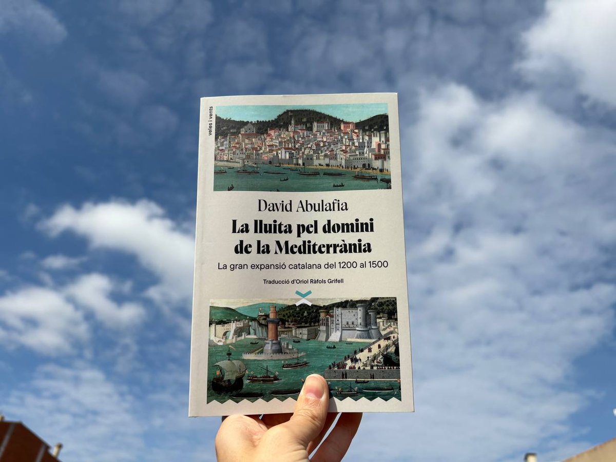 velesivents_ed's tweet photo. Ahir va ser el dia més esperat de l'any! El dia del llançament oficial del nostre primer llibre: «La lluita pel domini de la Mediterrània. La gran expansió catalana del 1200 al 1500» de l'historiador anglès David Abulafia i traduït al català per @rafolsoriol 😍🏃‍♀️📚 https://t.co/pT8wZENJjI